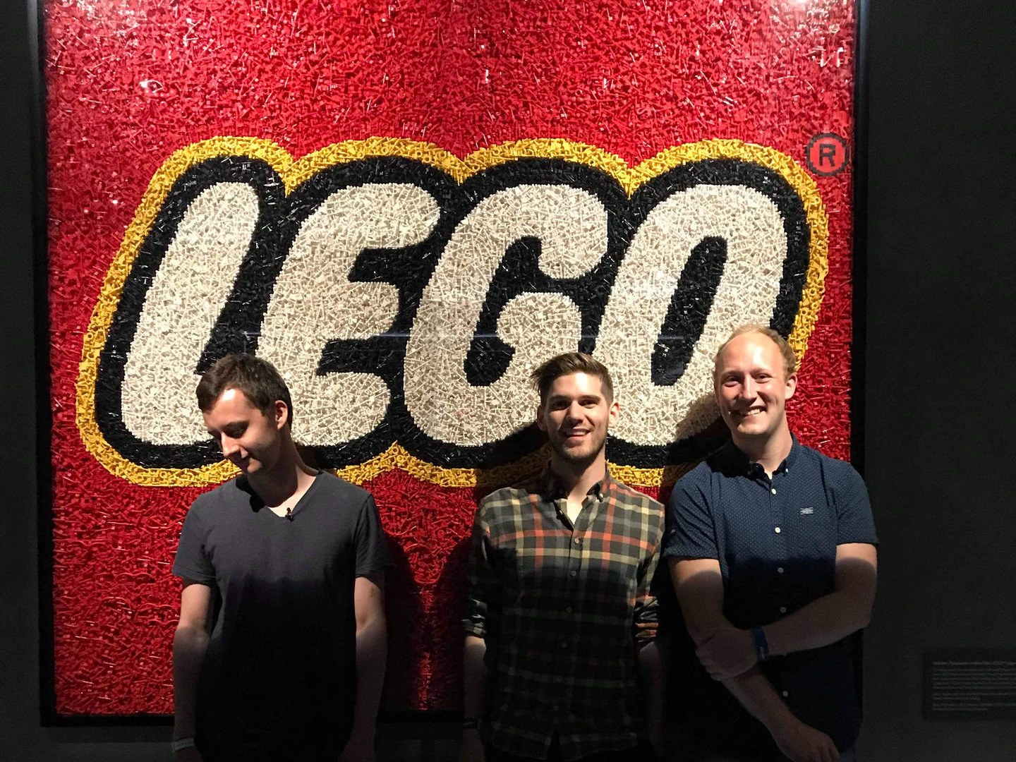 Caglar, Mikkel og jeg foran et LEGO-logo bygget af klodser